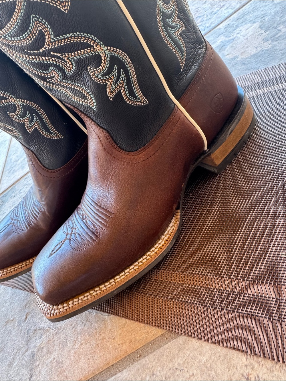 NWOT ARIAT WOMEN'S SHOWDOWN WESTERN BOOTS - BROAD SQUARE TOE - Picture 3 of 11
